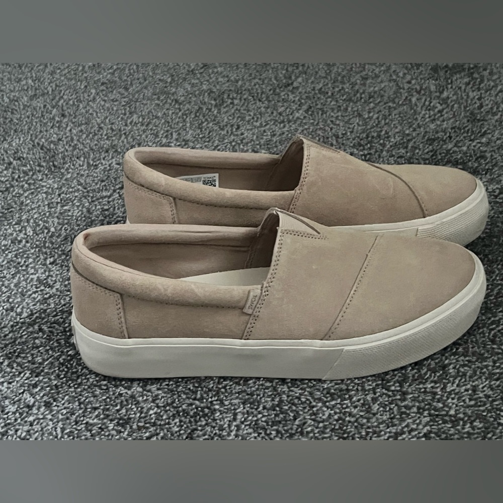 Womens Tom’s size 8.5 NWT